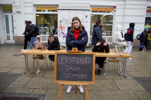  SJ-Landesvorsitzende Amelie Muthsam - Im Hintergrund überforderte
und depressive Schüler*innen in ihrer Klasse.