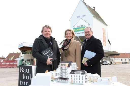  v.l.n.r.: Reinhard Stix, Gründer und
Geschäftsführer von STIX + Partner, Doris Kellner, Bürgermeisterin
der Gemeinde Bernhardsthal und NÖ-Landtagspräsident Karl Wilfing vor
dem Bernhardsthaler Getreidesilo