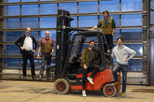 Vorschau Bild von Opernstar Rafael Fingerlos mit Metallunternehmer
Stefan Ritzer und Team in der Stahlbauhalle bzw. im
Veranstaltungsort der Oper Lungau in Mauterndorf