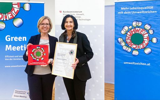 Klimaschutzministerin Leonore Gewessler überreicht
DONAU Vorstandsdirektorin Edeltraud Fichtenbauer das Österreichische
Umweltzeichen für den Green Protect der DONAU Versicherung