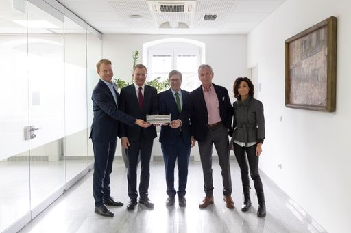  https://www.apa-fotoservice.at/galerie/31656 Roland Huemer (CEO
Richter Pharma AG), LH Thomas Stelzer, Bgm Andreas Rabl, Florian
Fritsch (Eigentümer Richter Pharma AG) Birgit Schiehauer
(Unternehmenskommunikation Richter Pharma AG).