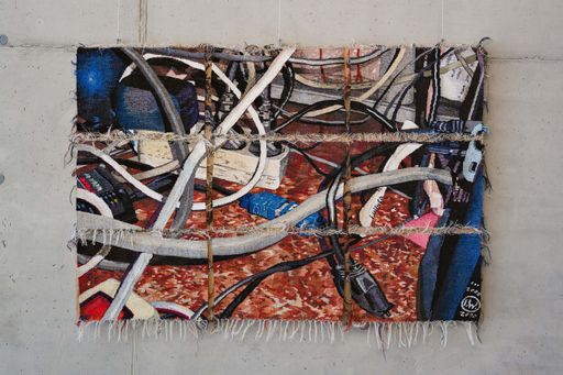 Vorschau Bild von “FABRIC OF COMMUNITY. Textil und Keramik in der
zeitgenössischen Kunst“ (MAK Ausstellungshalle,
13.12.2023–28.4.2024); Ingrid Wiener, „Dr. Müllers Kabelfrühling“,
2009–2010, Courtesy Charim Galerie