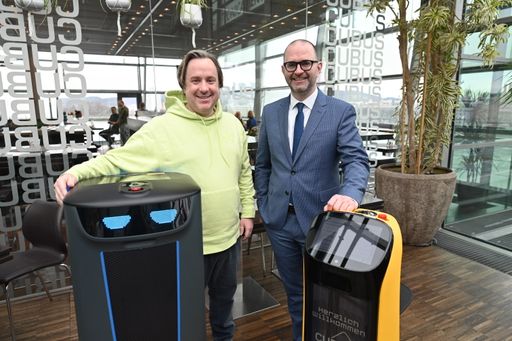 Vorschau Bild von Philipp Kaufmann (Gründer KaufmannGruppe) freut
sich gemeinsam mit Stadtrat Dietmar Prammer über die Neueröffnung
des CUBUS