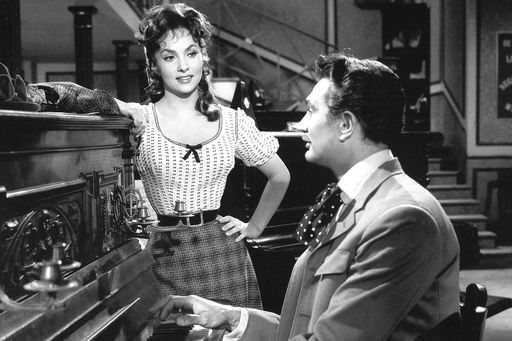 Maestro Doria gibt Lina (Gina Lollobrigida) Gesangsstunden, in
der Hoffnung, sie zu seiner Frau zu machen. / Die Verwendung dieses
Bildes für redaktionelle Zwecke ist unter Beachtung aller
mitgeteilten Nutzungsbedingungen zulässig und dann auch honorarfrei.
Veröffentlichung ausschließlich mit Bildrechte-Hinweis.