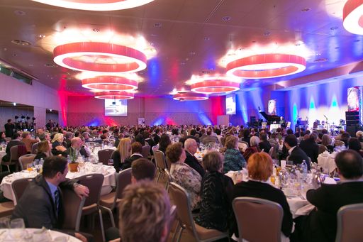  Foto 1: Impressionen einer begeisternden
Veranstaltungsnacht im vollen Hotel Savoyen