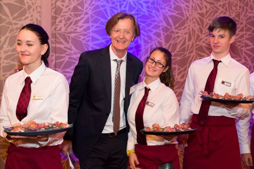 Vorschau Bild von Die Schüler:innen der HLTW13 Bergheidengasse mit
Lehrer und Mitbegründer der Veranstaltung Helmut Kuchernig