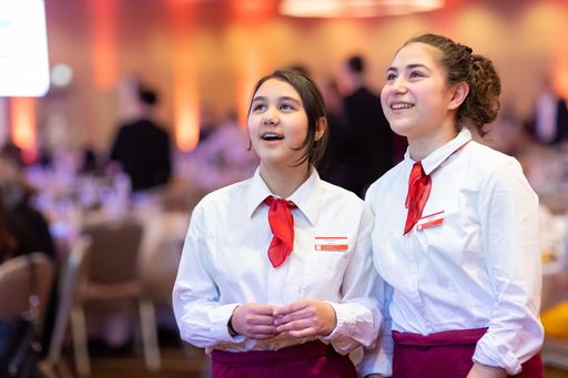 Vorschau Bild von Foto 3: Schüler:innen der HLTW13 Bergheidengasse im
Einsatz als Servicekräfte