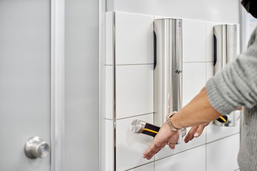 Händetrockner sind besser als ihr Ruf - gleichzeitig sind sie
nachhaltig, da sich durch sie extrem viel Papiermüll einsparen
lässt. Keywords: Dyson, Händetrockner, Handhygiene, Nachhaltige
Handhygiene, Abfallvermeidung, Papiermüll, Müllverbrauch,
Nachhaltigkeit, Energie sparen, Müllvermeidung / Die Verwendung
dieses Bildes für redaktionelle Zwecke ist unter Beachtung aller
mitgeteilten Nutzungsbedingungen zulässig und dann auch honorarfrei.
Veröffentlichung ausschließlich mit Bildrechte-Hinweis.