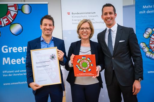 Feierliche Überreichung des Österreichischen
Umweltzeichens für Nachhaltige Finanzprodukte an die IFA AG: v. l.
n. r. Raphael Lehmann (ESG Manager SORAVIA), Klimaschutzministerin
Leonore Gewessler, Gunther Hingsammer (Head of Investor Relations
SORAVIA & Managing Director IFA Invest)