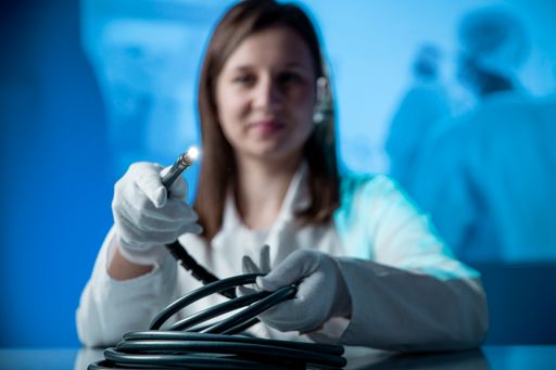  Durch die endoskopische Chirurgie sowie die Laser- und
Roboterchirurgie lassen sich aufwändige und komplexe Operationen
durch weniger invasive und schnellere Eingriffe ersetzen. Eine
wichtige Rolle hierbei spielen Lichtleiter und hochreine optische
Glasfasern: Sie transportieren Licht genau dorthin, wo der Chirurg
es benötigt. / Die Verwendung dieses Bildes für redaktionelle Zwecke
ist unter Beachtung aller mitgeteilten Nutzungsbedingungen zulässig
und dann auch honorarfrei. Veröffentlichung ausschließlich mit
Bildrechte-Hinweis.