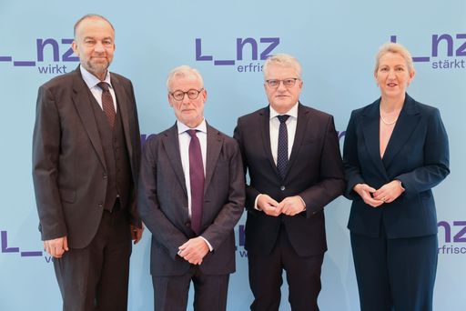 Rektor Univ.-Prof. Dr. Meinhard Lukas, Rechtsanwalt
Dr. Gerhard Rothner, Bürgermeister Klaus Luger, Magistratsdirektorin
Mag.a Ulrike Huemer (v.links)