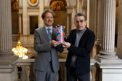  Helfried Carl, der Gründer von ECoD, übergab die
Auszeichnung für die Europäische Hauptstadt der Demokratie bei einer
Feier in Barcelona an den stellvertretenden Bürgermeister Jordi
Martí, nachdem Ada Colau aus gesundheitlichen Gründen verhindert
war.