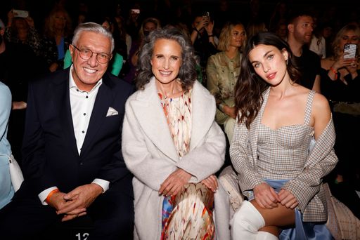 BERLIN, GERMANY - JANUARY 18: Helmut Schlotterer, Andie MacDowell
with daughter Rainey Qualley attend the Marc Cain Fashion Show
Fall/Winter 2023 at Tempelhof Airport on January 18, 2023 in Berlin,
Germany. (Photo by Franziska Krug/Getty Images for Marc Cain) / Die
Verwendung dieses Bildes für redaktionelle Zwecke ist unter
Beachtung aller mitgeteilten Nutzungsbedingungen zulässig und dann
auch honorarfrei. Veröffentlichung ausschließlich mit
Bildrechte-Hinweis.