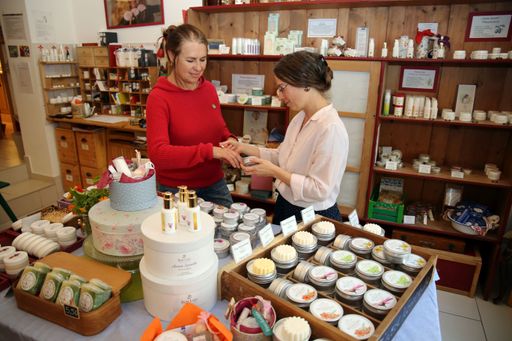 Geschäft der Salbenmanufaktur Beti Lue, das sich in der
Könneritzstraße 61 in Leipzig befindet. Neben handgefertigten
Badezusätzen, Seifen und Cremes für Gesicht und Körper bietet die
Inhaberin bietet auch Kurse an, bei denen man seine Wunschseife
selbst sieden und Badepralinen oder Cremes herstellen kann. / Die
Verwendung dieses Bildes für redaktionelle Zwecke ist unter
Beachtung aller mitgeteilten Nutzungsbedingungen zulässig und dann
auch honorarfrei. Veröffentlichung ausschließlich mit
Bildrechte-Hinweis.