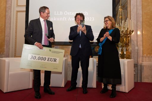 Preisübergabe des LLB Österreich Zukunft Award mit
Vorstandsvorsitzenden Robert Löw, Preisträger Johannes Lindner und
Jurypräsidentin Selma Prodanovic
