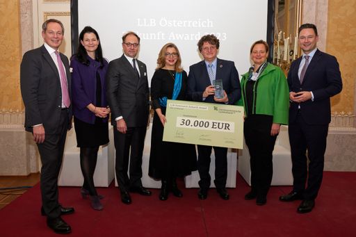 Vorschau Bild von Preisübergabe LLB Österreich mit Preisträger
Johannes Lindner und Jury