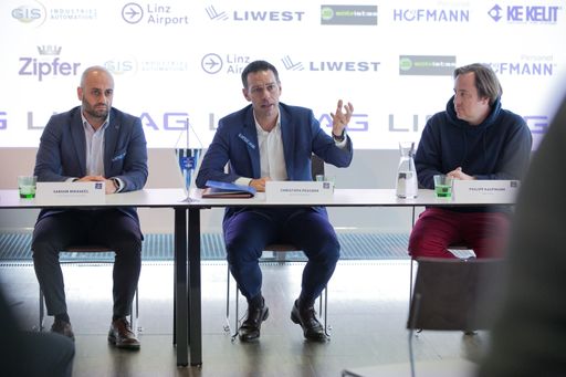 Vorschau Bild von Im Rahmen einer Pressekonferenz im CUBUS stellte
sich der neue Blau-Weiß Linz-Geschäftsführer Christoph Peschek den
Fragen der Journalisten