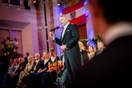 Vorschau Bild von Bundeskanzler Karl Nehammer bei seiner Rede am Ball
der Offiziere 2023