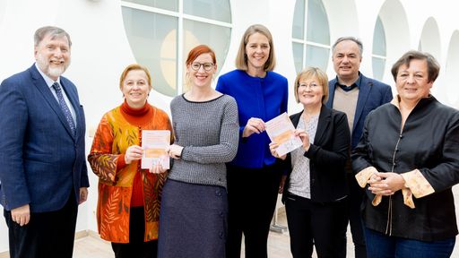 v.l.n.r. Franz Kolland, Soziologe, Univ. Prof, Elisabeth Hechl,
Sozialministerium, Katrin Reiter, Projektleitung, Andrea Klambauer,
LR, Silvia Schwarzenberger-Papula, Netzwerk Bildungsberatung,
Richard Breschar, Vorsitzender Arbeitsgemeinschaft Salzburger
Erwachsenenbildung, Danielle Bidasio , Lehrgangsleitung, Netzwerk
Bildungsberatung, Aktiv im Alter, Lehrgangspräsentation in St
Virgil, Salzburg