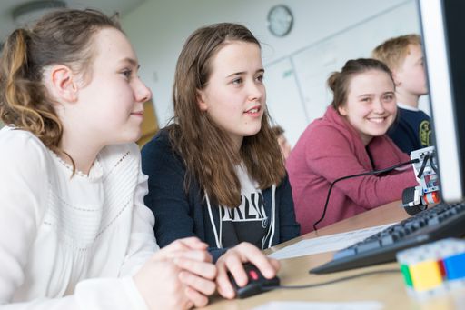 digitale Bildung; digitale Schule; Schulunterricht;
Informatikunterricht; Programmieren; Java; Python; / Die Verwendung
dieses Bildes für redaktionelle Zwecke ist unter Beachtung aller
mitgeteilten Nutzungsbedingungen zulässig und dann auch honorarfrei.
Veröffentlichung ausschließlich mit Bildrechte-Hinweis.