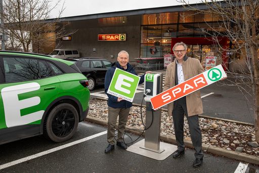 Foto (honorarfrei v.l.n.r.): Christian Purrer
(Vorstandssprecher Energie Steiermark), Christoph Holzer
(Geschäftsführer SPAR)