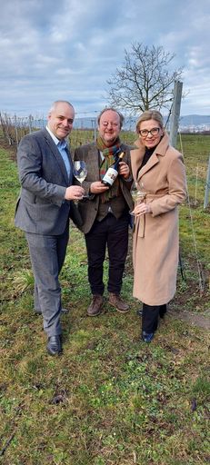 DI Matthias Grün Geschäftsführer der Esterhazy Betriebe GmbH
begrüßte den diesjährigen Weinpaten, den Schauspieler und Winzer
Martin Weinek gemeinsam mit der Präsidentin des Vereins Grünes Kreuz
Dr. Christa Kummer-Hofbauer am Weingut Esterházy zur Präsentation
des Jägerballweins beim Jubiläums-Ball.