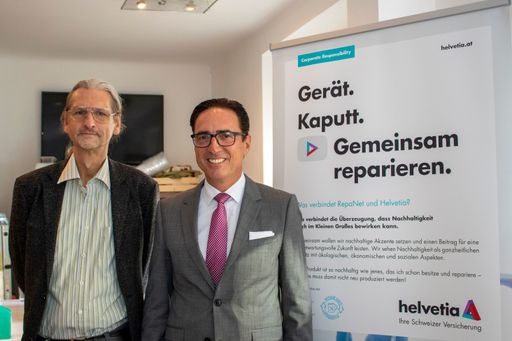 v.l. Matthias Neitsch (Geschäftsführer von RepaNet)
und Werner Panhauser (Vorstand für Vertrieb und Marketing bei
Helvetia Österreich).