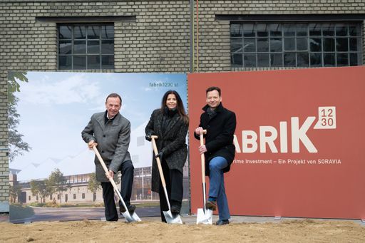 Bild 1: Spatenstich für Fabrik1230 in Atzgersdorf:
v.l.n.r: Gerald Bischof (Bezirksvorsteher Liesing), Sandra
Derradji-Eder (Projektleiterin SORAVIA), Mag. Michael Meidlinger
(CFO IFA AG) © keinrath.com