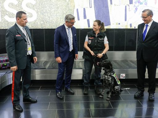 Finanzminister Magnus Brunner mit Zollbeamten und Diensthund