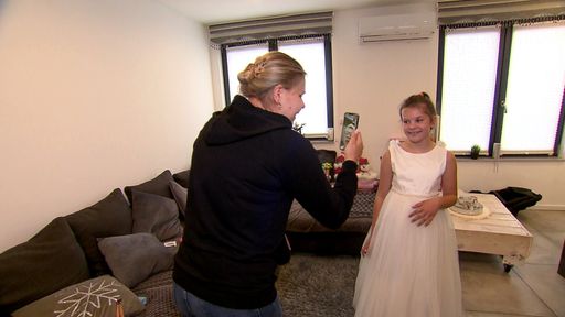 Vorschau Bild von Celina freut sich auf ihre Erstkommunion in einem schönen Kleid /
Die Verwendung dieses Bildes für redaktionelle Zwecke ist unter
Beachtung aller mitgeteilten Nutzungsbedingungen zulässig und dann
auch honorarfrei. Veröffentlichung ausschließlich mit
Bildrechte-Hinweis.