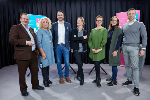 https://www.apa-fotoservice.at/galerie/31964 . v.l. Thomas Stern,
GF Braintrust, Barbara Rauchwarter, ÖMG-Präsidentin, Bernhard
Brückl, General Manager Marketing KIA Austria, Nana Siebert, stv.
Chefredakteurin Der STANDARD, Petra Höfer, Leiterin der On Demand
Dienste ORF, Xenia Daum, CEO COPE, Alexander Oswald, ÖMG-Präsident.