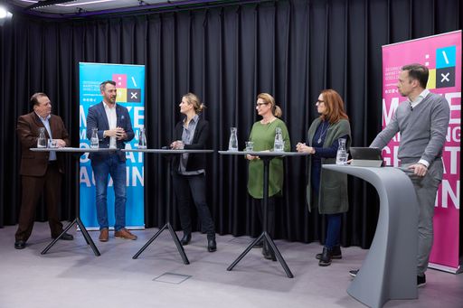 Vorschau Bild von Podium v.l. Thomas Stern, GF Braintrust, Bernhard Brückl, General
Manager Marketing KIA Austria, Nana Siebert, stv. Chefredakteurin
Der STANDARD, Petra Höfer, Leiterin der On Demand Dienste ORF, Xenia
Daum, CEO COPE, Alexander Oswald, ÖMG-Präsident.
