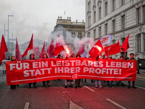  Mitglieder der Kommunistischen Jugend auf einer
Demonstration.