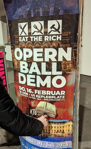 Vorschau Bild von Bewerbungsplakat der KJÖ zur Opernballdemo 2023.