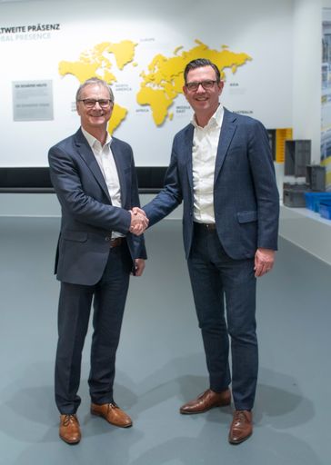 20230127_Handshake Hummenberger Bersch 2 - (v.l.n.r.) Manfred
Hummenberger, CEO DS Automotion, und Steffen Bersch, CEO SSI Schäfer
Gruppe, begrüßen die vollständige Anteilsübernahme an DS Automotion
durch SSI Schäfer und die gestärkte Innovationskraft in den
Bereichen Robotik und Automatisierung. / Die Verwendung dieses
Bildes für redaktionelle Zwecke ist unter Beachtung aller
mitgeteilten Nutzungsbedingungen zulässig und dann auch honorarfrei.
Veröffentlichung ausschließlich mit Bildrechte-Hinweis.