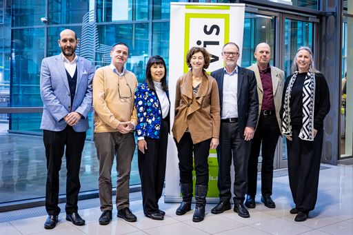 Gruppenfoto der beteiligten Personen -
VRVis-VeranstalterInnen sowie die internationalen
Keynote-Vortragenden - des Symposiums Visual Computing Trends 2023.