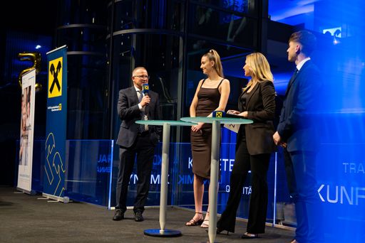 Vorschau Bild von Der neue z.l.ö.-Präsident Robert Machtlinger im
Gespräch mit Lehrlingen von FACC und der Raiffeisenlandesbank
Oberösterreich sowie Moderatorin Nina Kraft