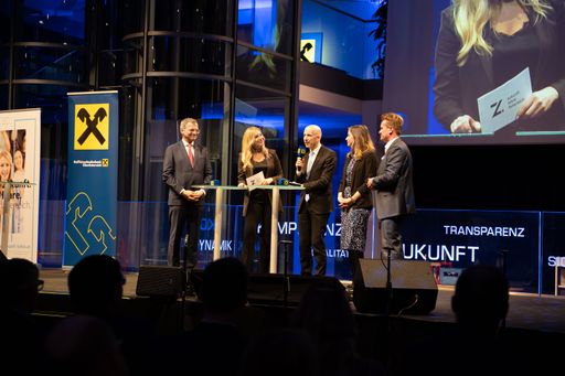 Vorschau Bild von Die Ehrengäste Landeshauptmann Thomas Stelzer,
Arbeits- und Wirtschaftsminister Martin Kocher, Staatsekretärin für
Jugend und Lehre Claudia Plakolm und IV-Präsident Georg Knill im
Gespräch mit Moderatorin Nina Kraft