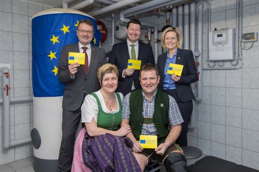 https://www.apa-fotoservice.at/galerie/30698 BAD ISCHL -
OBERÖSTERREICH: 2022-01-27: Heizkesseltausch in Bad Ischl mit
EU-Botschafter Martin Selmayr und Europaabgeordnetem Hannes Heide Im
Bild: Europaabgeordnetem Hannes Heide, Sonja und Markus Ehrnstorfer,
EU-Botschafter Martin Selmayr und Bürgermeisterin Ines Schiller
Foto: Vertretung der EU-Kommission in
Österreich/APA-Fotoservice/Franz Neumayr
