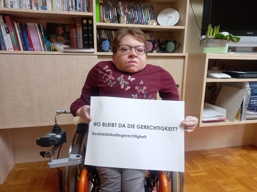 Die 45jährige Evelyn Brezina leidet an der Glasknochenkrankheit
und ist daher auf zuverlässige Betreuungspersonen angewiesen.