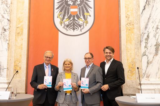 Vorschau Bild von Gesundheitsminister Johannes Rauch,
Verteidigungsministerin Klaudia Tanner, der stellvertretende
Vorsitzende der Konferenz der Sozialversicherungsträger, Peter
Lehner, und der Präsident der Krebshilfe, Univ.-Prof. Dr. Paul
Sevelda, bei der Pressekonferenz am 20.11.2022 zur Bekanntgabe der
Ausweitung der kostenlosen HPV-Impfung bis zum vollendeten 21.
Lebensjahr.