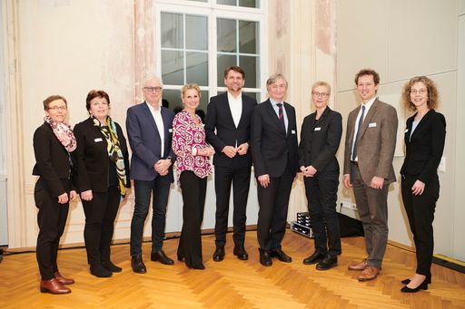 https://www.apa-fotoservice.at/galerie/31886 v.l.n.r.:
Ass.-Prof.in Priv-Doz.in Dr.in Dipl.-Math.in Beate JAHN, UMIT Tirol;
Dr.in Roswitha HOSEMANN, AUVA; Univ.-Prof. Dr. Bernhard SCHWARZ,
Karl Landsteiner Gesellschaft; Claudia Schanza MA, Moderation; Peter
LEHNER, Konferenz der Sozialversicherungsträger; Univ.-NRAbg. Prof.
Dr. Josef SMOLLE, Gesundheitssprecher der ÖVP; Mag.a Dr.in Christina
DIETSCHER, BMSGPK; Prim. Priv.-Doz. Dr. Christian POSCH, PhD,
Dermatologie Kliniken Ottakring und Hietzing; Ina HERZER, MSD
Österreich