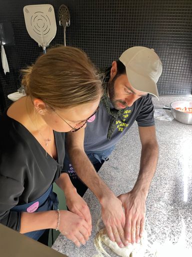 Vorschau Bild von Antonio zeigt das Pizzaöffnen