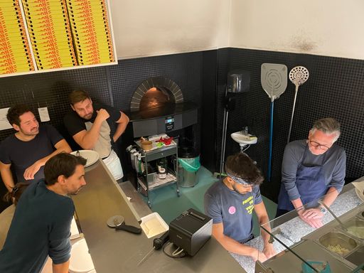 Vorschau Bild von Gruppe beim Teigöffnen