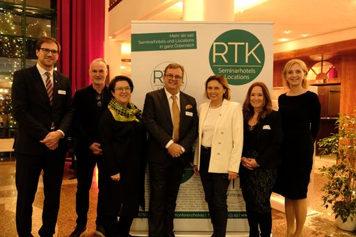 Vorschau Bild von Neujahrsempfang der RTK Round Table
Konferenzhotels: v.l. RTK-Vorstände Hubertus Rothwangl, Andreas
Ablinger, Gundula Feichtenschlager-Schimek, RTK-Präsident Thomas
Ziegler, Staatssekretärin Susanne Kraus-Winkler,
RTK-Geschäftsführerin Uschi Huber und RTK-Vizepräsidentin Ulli
Retter.