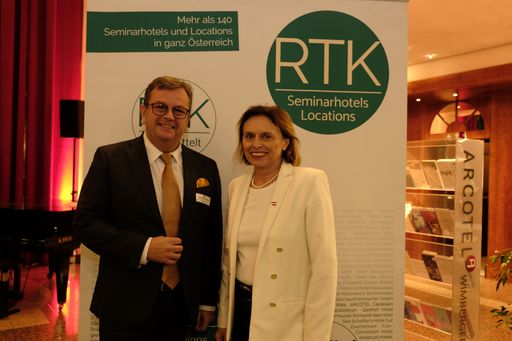 Vorschau Bild von Neujahrsempfang der RTK Round Table
Konferenzhotels: Tourismus-Staatssekretärin Susanne
Kraus-Winkler und RTK-Präsident Thomas Ziegler.