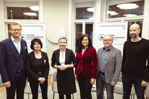  https://www.apa-fotoservice.at/galerie/31976 vLnR: Maximilian
Schulyok, Vorstand Allianz Bildungsmedien Österreich; Dr. Christiane
Spiel, Bildungspsychologin; Familienministerin Dr. Susanne Raab;
Silvia Grünberger, RGJ & Partner; Karl Dwulit, Vorsitzender
Landesverband der Elternvereine an Pflichtschulen in Wien;
Univ.-Prof. Dr. Fares Kayali, Professor für Digitalisierung im
Bildungsbereich am Zentrum für LehrerInnenbildung, Uni Wien
