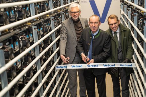 Inbetriebnahme der derzeit größten Batteriespeicher Bayerns durch
Staatsminister Hubert Aiwanger (Mitte),
VERBUND-Vorstandsvorsitzendem Michael Strugl (li.) und Å-Energi-CEO
Steffen Syvertsen (re.)