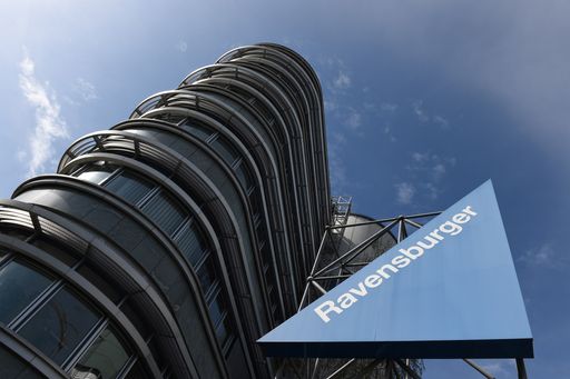 Das blaue Dreieck, Markenzeichen von Ravensburger, am
Firmengebäude der Unternehmensgruppe in Ravensburg. / Die Verwendung
dieses Bildes für redaktionelle Zwecke ist unter Beachtung aller
mitgeteilten Nutzungsbedingungen zulässig und dann auch honorarfrei.
Veröffentlichung ausschließlich mit Bildrechte-Hinweis.