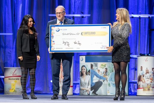 Vorschau Bild von Vicki Sorg (right), Christoph Waffenschmidt (middle), and Juliana
Goessmann (left) with the donation, Charity Foundation "PM We
Care" / Die Verwendung dieses Bildes für redaktionelle Zwecke
ist unter Beachtung aller mitgeteilten Nutzungsbedingungen zulässig
und dann auch honorarfrei. Veröffentlichung ausschließlich mit
Bildrechte-Hinweis.
